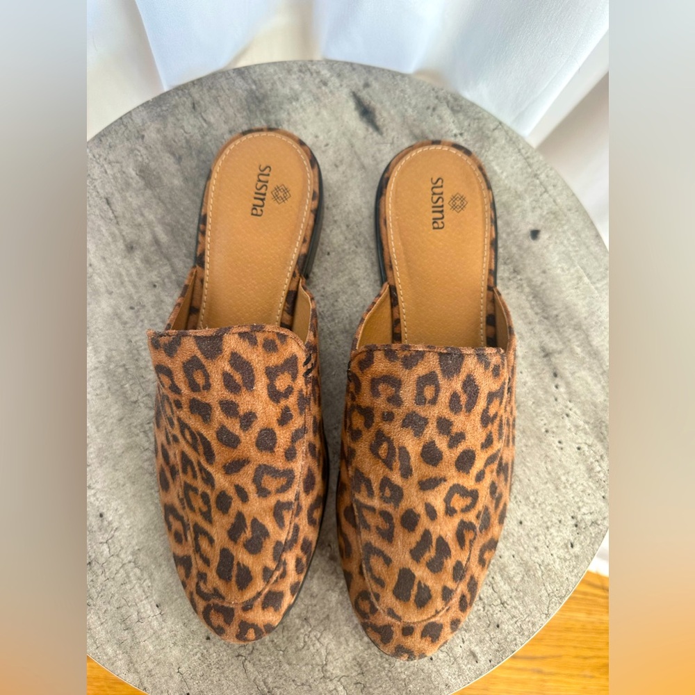 SUSINA Women’s Animal Print Suede Slip On Flat Mules/Loafers - size 8